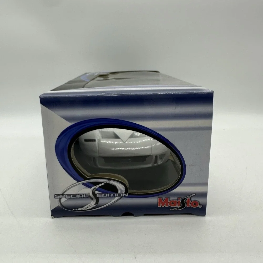 2005 Maisto 31827 Special Edition Ford GT90 White 1:18 Scale Die-Cast Metal Car